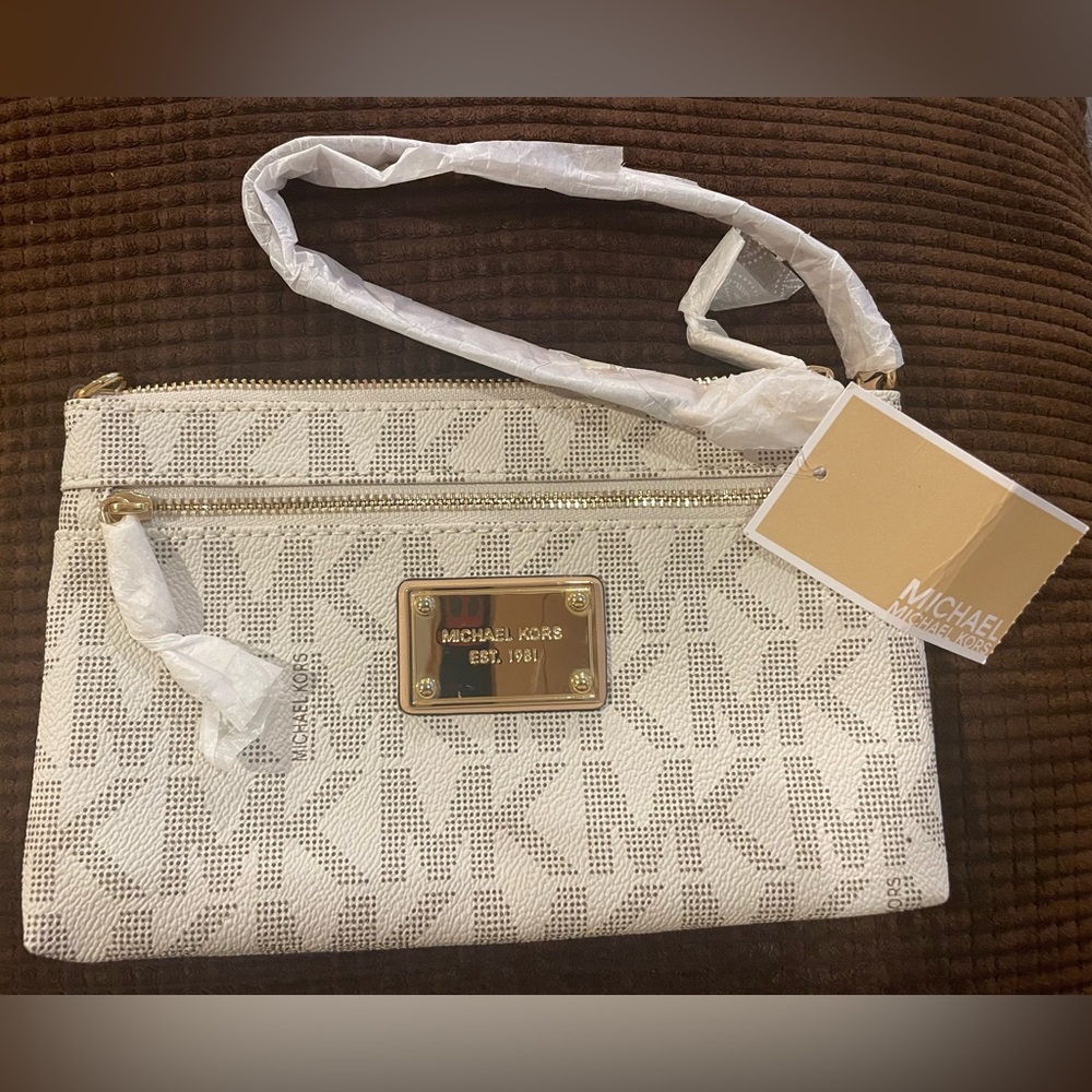 NWT Michael Kors Jet Set wristlet